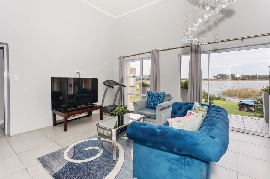 5 Bedroom Property for Sale in Zeekoevlei Western Cape